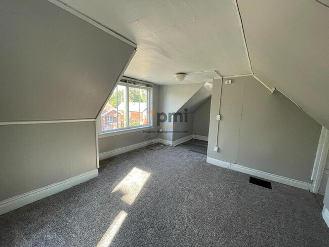 Building Photo - 5539 Claude Ave