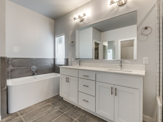 Building Photo - Beautiful New Construction Home in Edmond