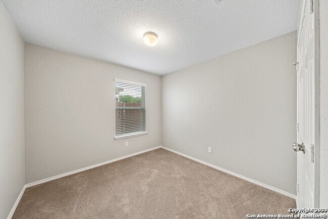 Building Photo - 3 Bedroom/2 Bath Silver Canyon Subdivision