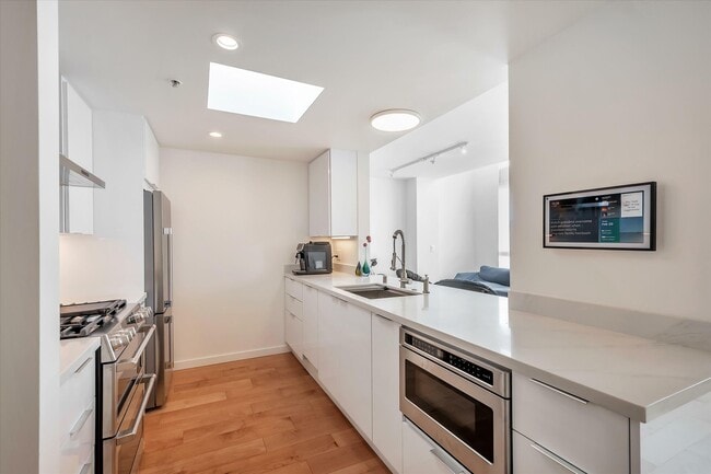 Building Photo - 69 Clementina St