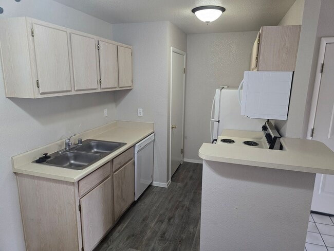 Building Photo - ***GREAT 1 BEDROOM/ 1 BATH CONDO ON SECOND...