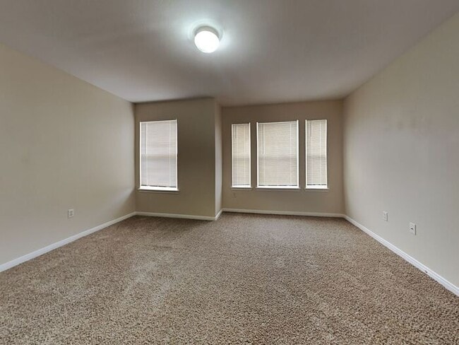 Building Photo - No Applications Fees* $500 off first month...