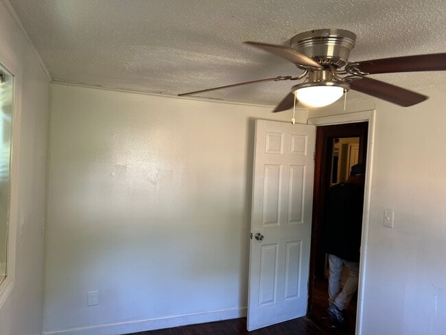 Building Photo - 2 Bed, 1 Bath Home