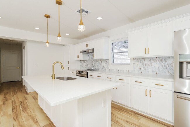 Building Photo - 120 E Magnolia Ave