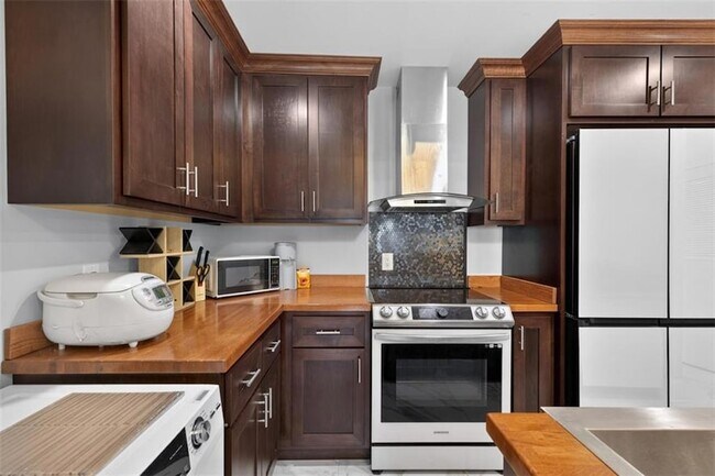 Building Photo - 1074 Peachtree Walk NE