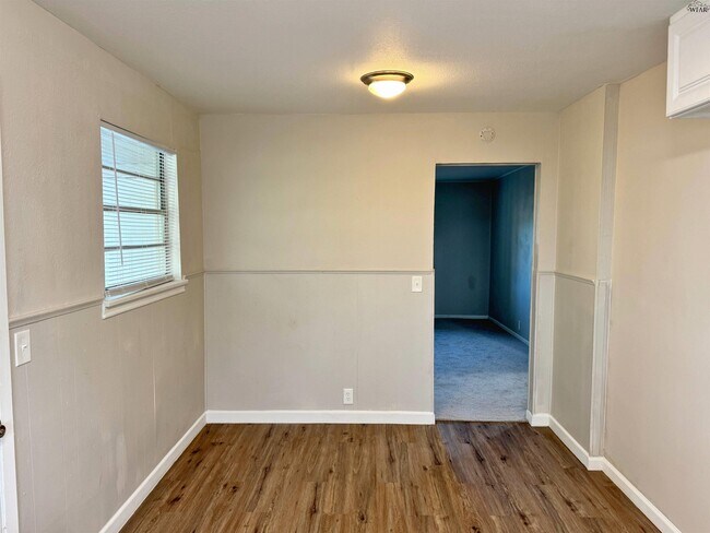 Building Photo - 2813 Roanoke Dr