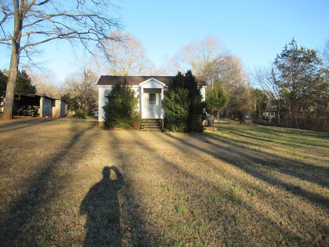 Building Photo - One Bedroom in Lincolnton