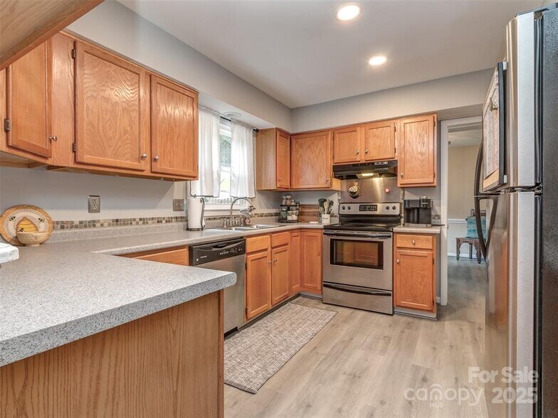 Building Photo - 8715 Parkchester Dr