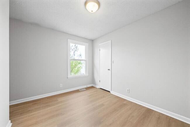 Building Photo - 3 Bedroom 2 Full Bath Home For Rent near Post!