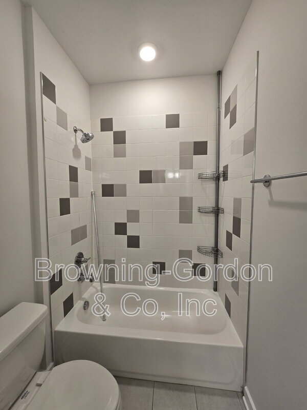 Building Photo - 1035 Chester Ave