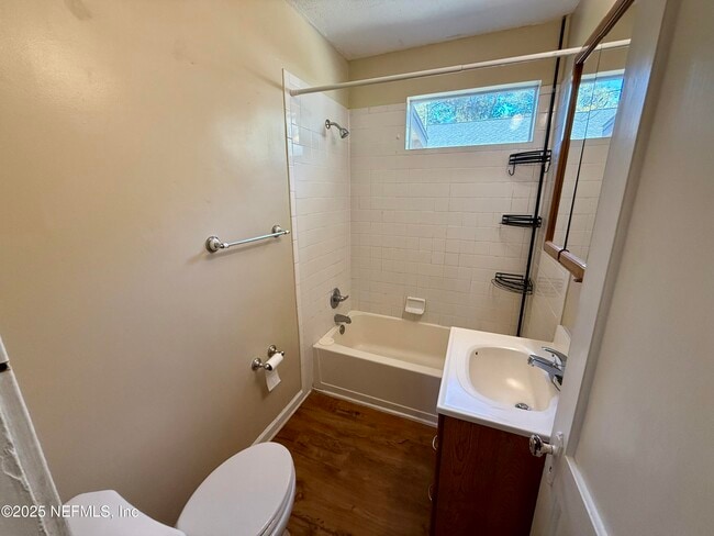 Building Photo - 625 Meteor St