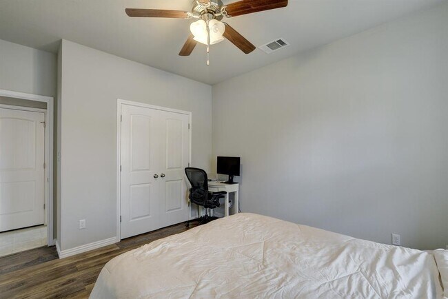 Building Photo - 518 Stonewood Ln