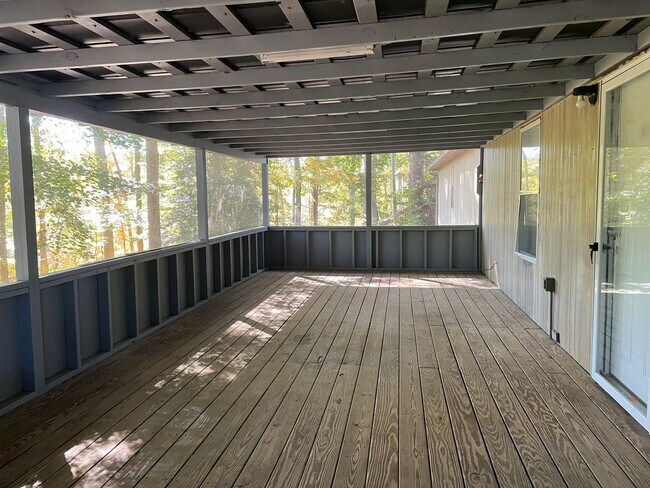 Building Photo - Updated Two Bedroom Trailer with Lake Acce...