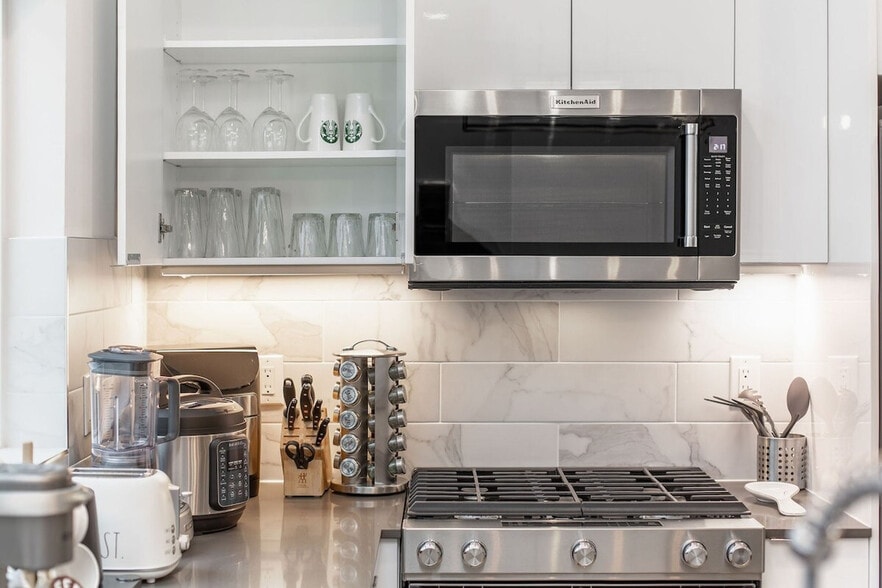 Building Photo - 628 10th Ave E