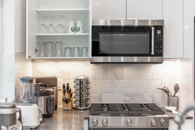 Building Photo - 628 10th Ave E