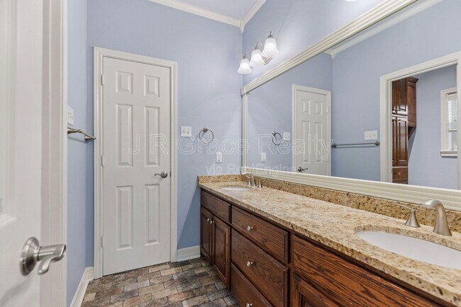 Building Photo - 1405 Gunnison Dr