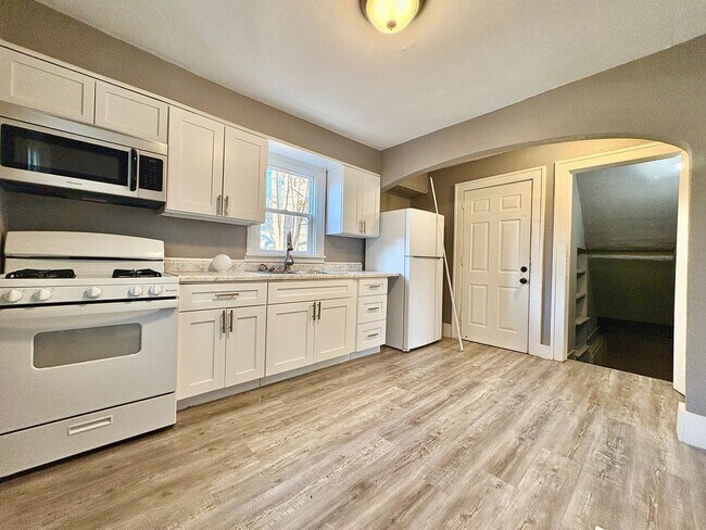 Building Photo - 1243 Portage Ave