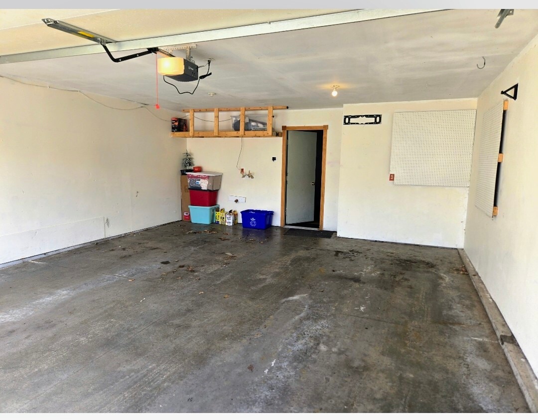 Building Photo - 2425 Bostrom Ct