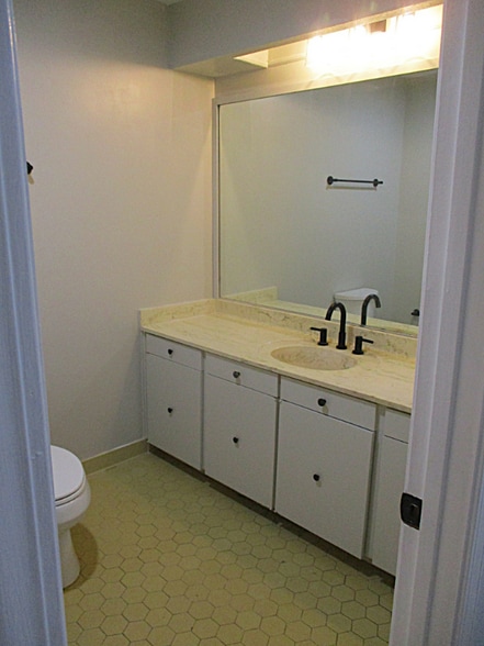 Building Photo - 2 Castlewood Dr SW