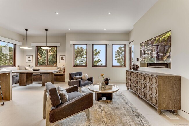 Building Photo - 8070 La Jolla Scenic Dr N
