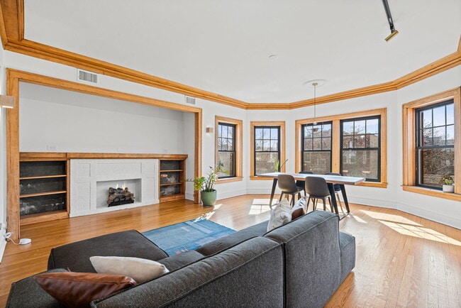 Building Photo - 1474 W Foster Ave