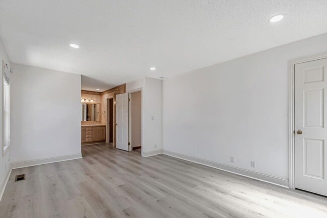 Building Photo - 8130 Park Villa Cir