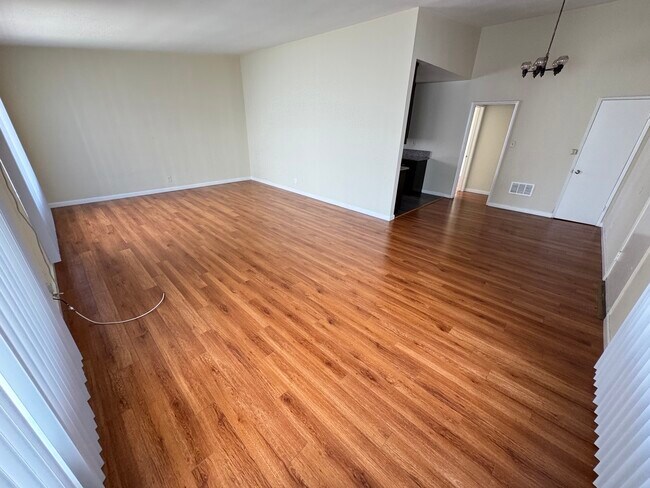 Building Photo - 521 S Manhattan Pl