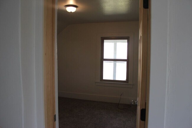 Building Photo - 422 N 3rd St