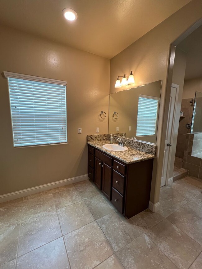 Building Photo - Southwest 4 bedroom Home