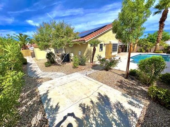 Building Photo - Beautiful single story home with pool.