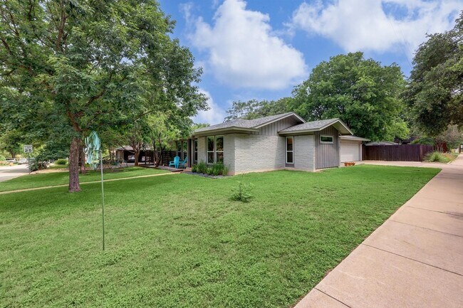 Building Photo - 2500 Pinewood Terrace