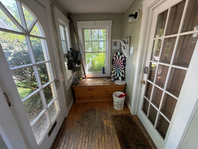 Building Photo - 3 Bedroom Apartment in Burlington VT Available NOW! OFF STREET PARKING, LAUNDRY, HEAT INCLUDED!