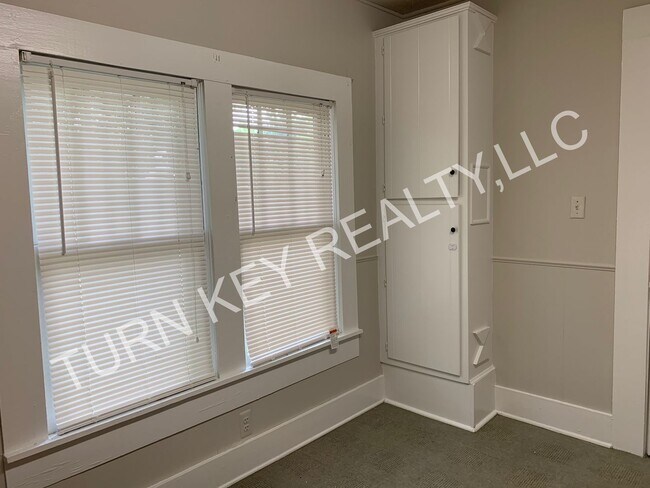 Building Photo - Apartment unit for rent in a Triplex Home in Irondale