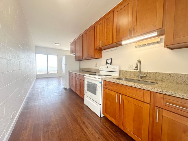 Building Photo - Flat $100 1st Month Rent Special! | Spacio...