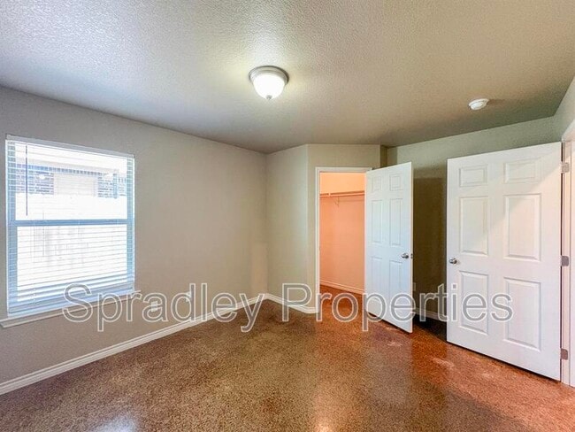 Building Photo - 1559 Kal Ct