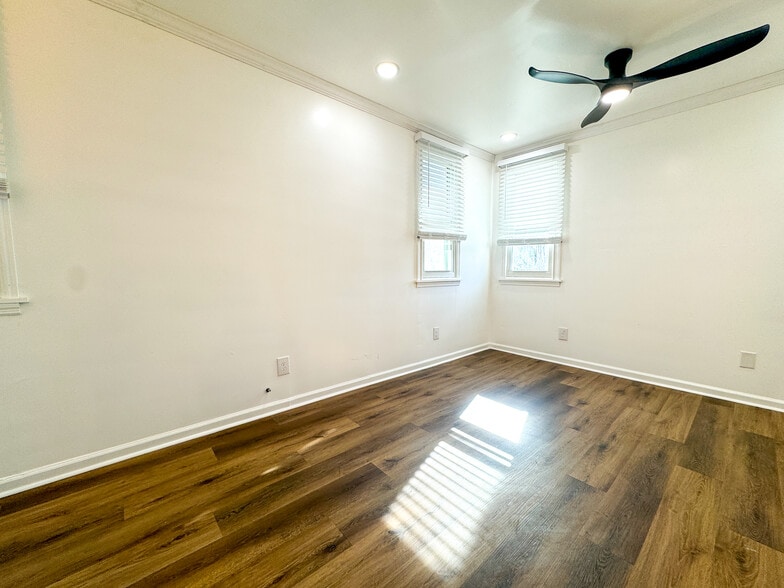 Building Photo - 711 W 44th St