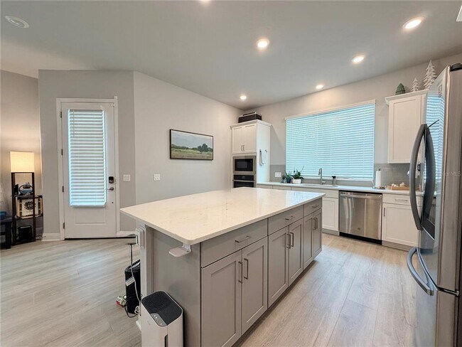 Building Photo - 660 Rosewood Way