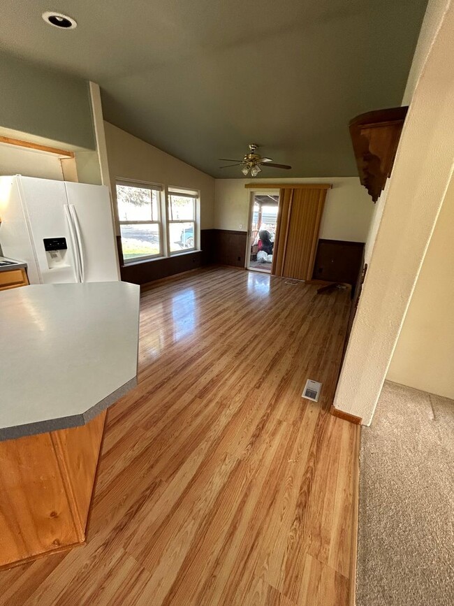 Building Photo - For Lease: 3BR/2BA Home with Spacious Yard...