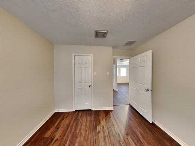 Building Photo - 2219 Shady Pine Dr