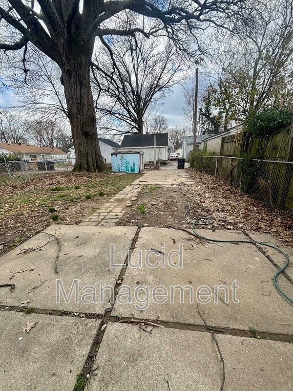 Building Photo - 910 W Whitney Ave