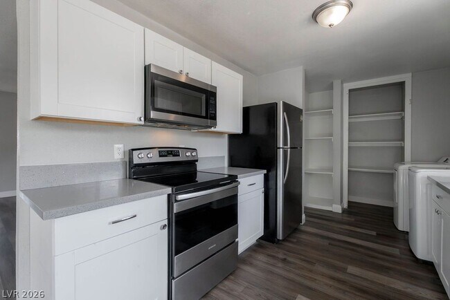 Building Photo - 1501 N Tonopah Dr