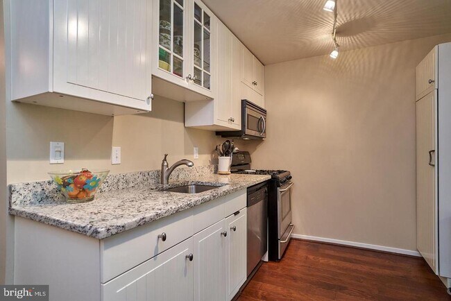 Building Photo - 1650 Parkcrest Cir