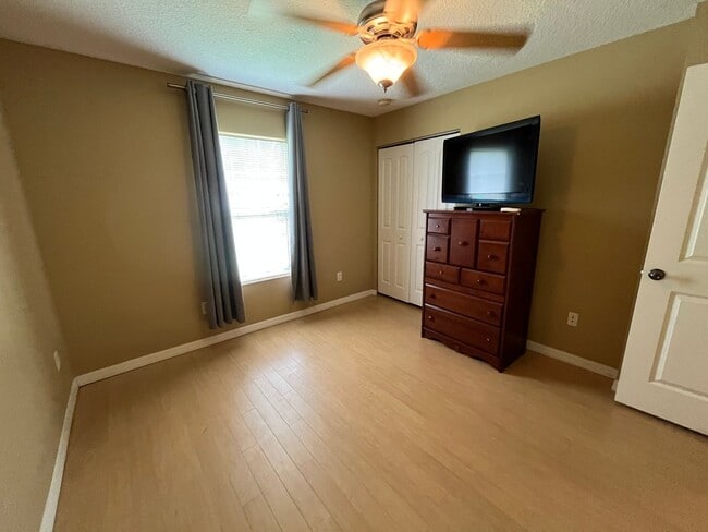 Building Photo - 3 Bedroom, 2 Bath home w/2 Car Garage on 5...