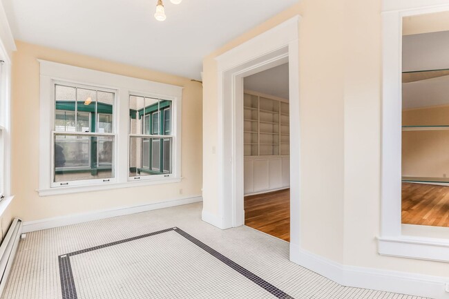 Building Photo - Stunning oversized 2 Bed/2Bath Condo in Cr...
