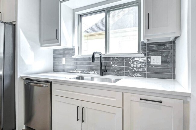 Building Photo - 5636 Dolores St