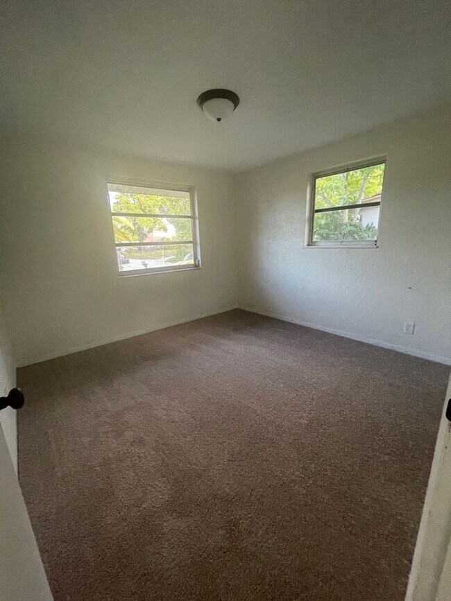 Building Photo - 3 Bed 2 Bath | Single Car Garage | Washer/Dryer Hookups | Central Air | Pet Friendly | Section 8 ...