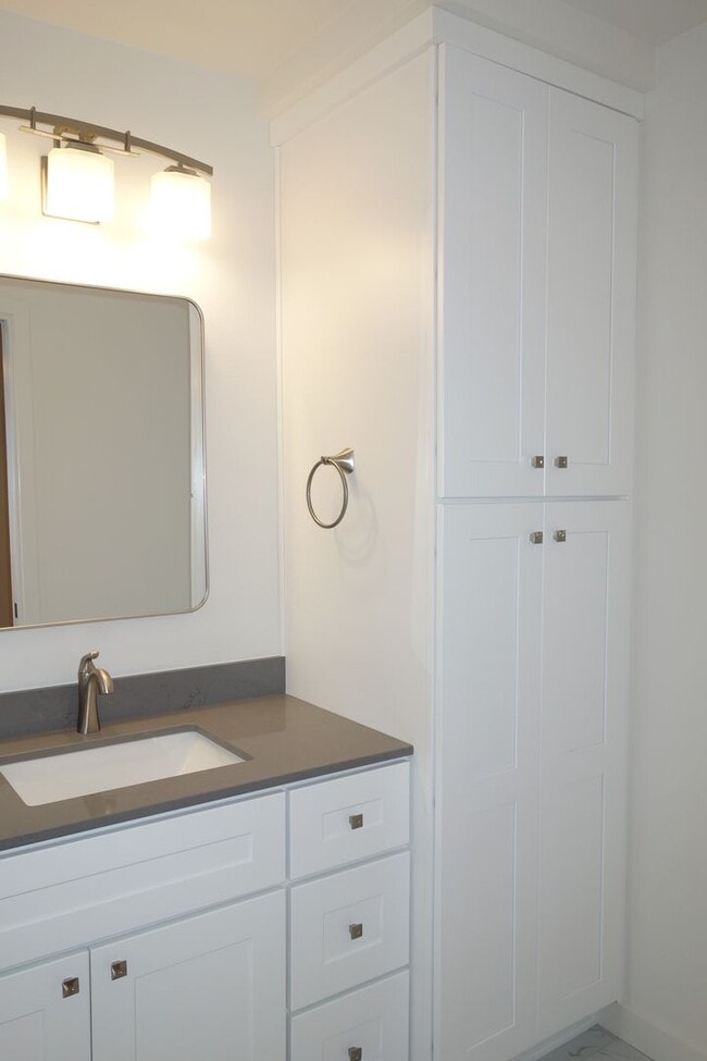 Building Photo - Charming 2 Bedroom in Heart of Downtown