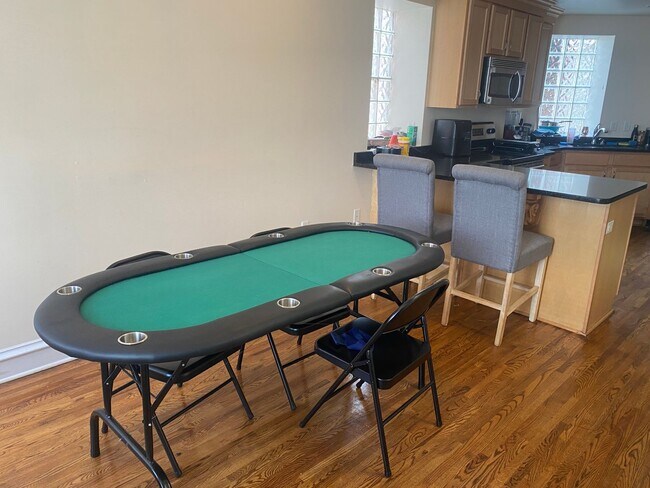 Building Photo - 5 Bedroom House in the Southside Flats!  Central Air. Washer and Dryer on Main Floor. Private Patio.