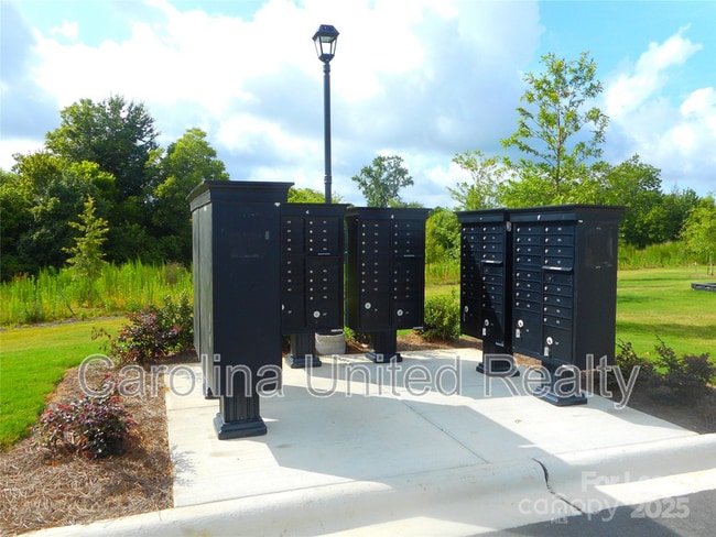 Building Photo - 3058 Eastcott Ave