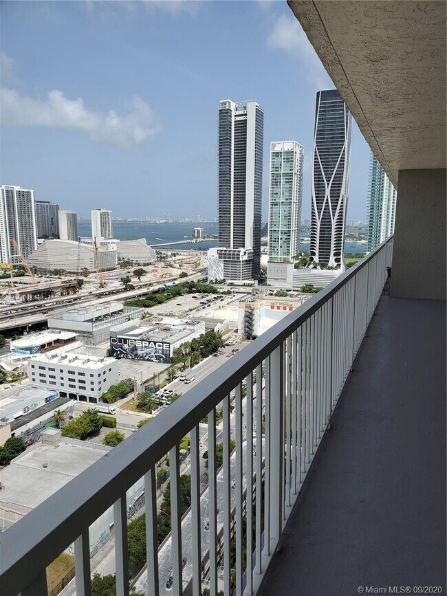 Building Photo - 915 NW 1st Ave